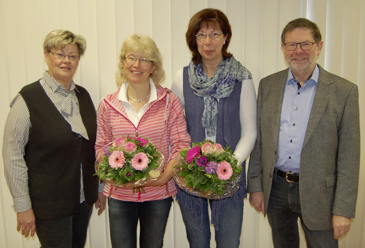 Else Pape-Gleitz (links), und Karl-Heinz Gleitz dankten Martina Claus und Marion Glawion für ihre über 20-jährige Tätigkeit zum Wohl des Verlages.