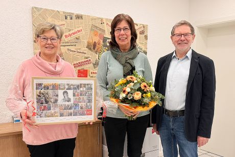 Martina Claus mit Blumenstrauß, umrahmt von Else Pape-Gleitz (mit Fotocollage) und Karl-Heinz Gleitz.