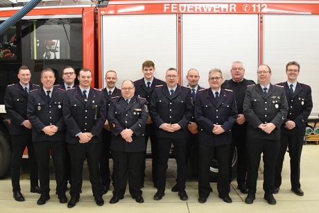 Die Beförderten und Geehrten am Hilfeleistungslöschgruppenfahrzeug HLF10 Schellerten in der Fahrzeughalle der Ortsfeuerwehr Schellerten (von links): Niklas Oehlke, Christian Rünker, Lars Kempe, Timon Wippich, Björn Ottleben, Daniel Wurzler, Malte Dettmer, Bernd Oehlke, Dirk Brunke, Jens Dörpmund, Dirk Humbert, Thomas Kison und Tobias Brunke.