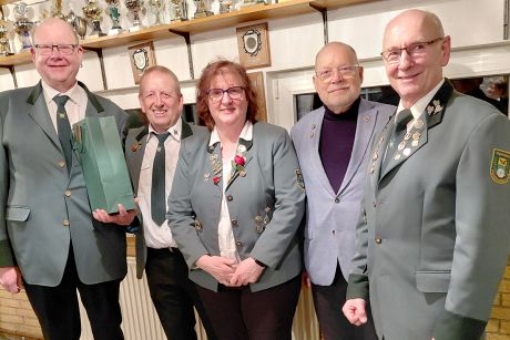 Ehrungen beim SK Algermissen von links: der ausscheidende Frank Niemeyer, Bernward Buhr, Gabi Kruse, Hagen Dierks und der Vorsitzende Josef Jünemann. Es fehlt Lisa Paasche