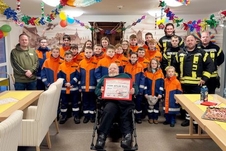 Jugendfeuerwehr Algermissen bei der Spendenübergabe in der Landresidenz.