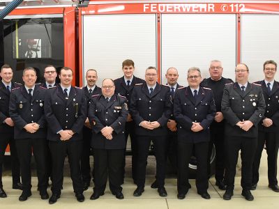 Die Beförderten und Geehrten am Hilfeleistungslöschgruppenfahrzeug HLF10 Schellerten in der Fahrzeughalle der Ortsfeuerwehr Schellerten (von links): Niklas Oehlke, Christian Rünker, Lars Kempe, Timon Wippich, Björn Ottleben, Daniel Wurzler, Malte Dettmer, Bernd Oehlke, Dirk Brunke, Jens Dörpmund, Dirk Humbert, Thomas Kison und Tobias Brunke.
