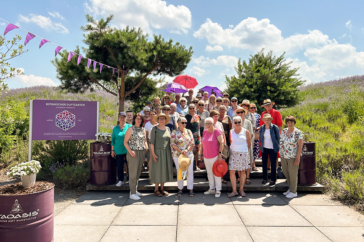 Tagesausflug der LandFrauenVerein Rössing-Barnten führt zum Aromagarten und Schloss Brake.