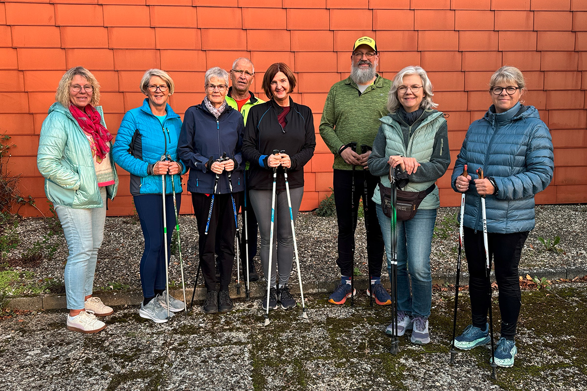 Die Nordic-Walking-Gruppe beim ersten Treffen.