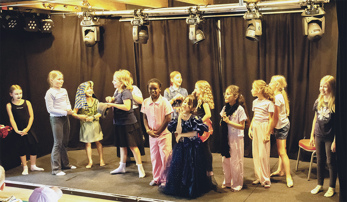 Ferienkinder entwickelten spielerisch eigenes Theaterstück und standen im Rampenlicht.