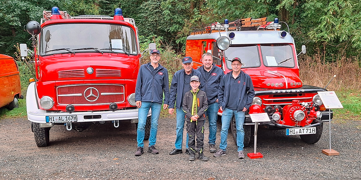 „August“ und „Emma“ beim 3. Ottberger Oldtimertreffen. Die beiden historischen Feuerwehrfahrzeuge werden präsentiert von Thorsten Lex, Reinhard Rapmund, Dominik Voges, Dennis Striegler und vorn Theo Voges.