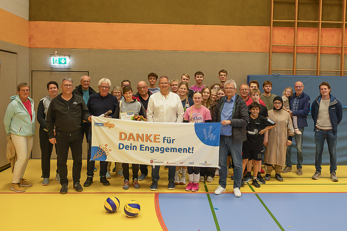 Volleyballtraining mit unerwarteter Unterbrechung.