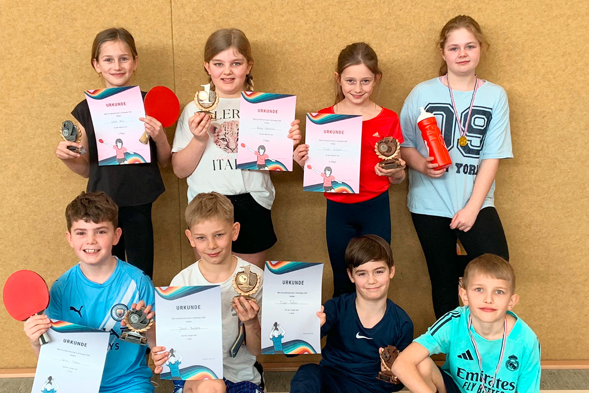 Gruppenbild mit den Kindern und ihren Urkunden