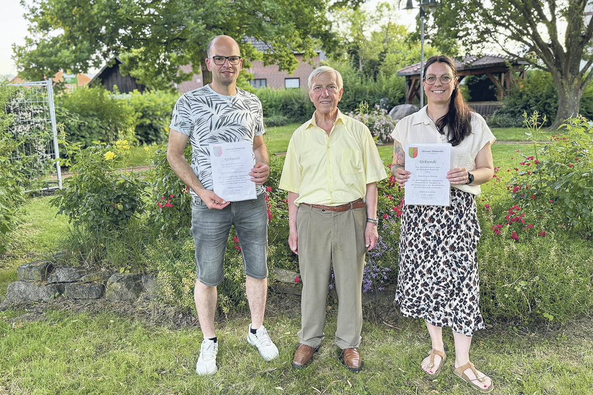 Ortsbürgermeister Josef Theo Möller mit den Geehrten Jessica Stemme und Christopher Gärtner