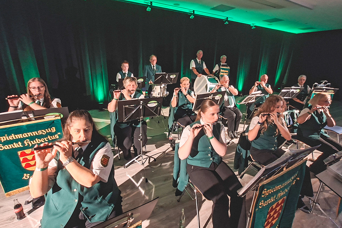 Auch der Stammzug des Spielmannszuges Sankt Hubertus Borsum spielte beim Konzert für den guten Zweck auf.