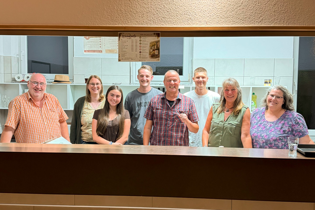 Das Team hinter dem Weinfest (von links): Thomas Jacobi, Jana und Laura Dombrowsky, Nils Lambrecht, Markus Stoll, Gregor Stoll, Ina Lege-Stoll, Betsy Saueressig. Es fehlen Dagmar Ramm und Doris Trampnau.