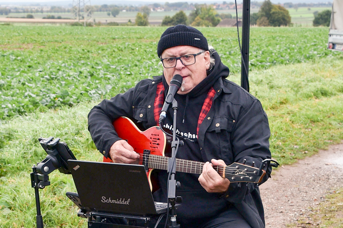 Der Peiner Musik-Entertainer Horst-Dieter Schmidt „Schmiddell“ sorgte für eine entspannende Musik.
