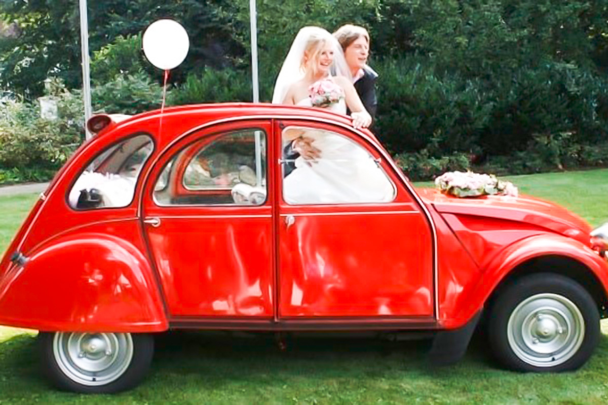Unvergessliche Erinnerungen haben Sven und Beate Frey mit ihrem 2CV, der ‚Ente‘, hier an ihrem Hochzeitstag.