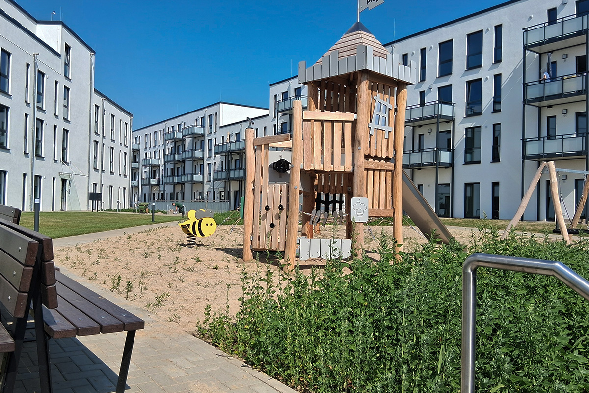 Grünfläche und Spielplatz im Innenhof bieten Schutz vor Lärm und Verkehr.