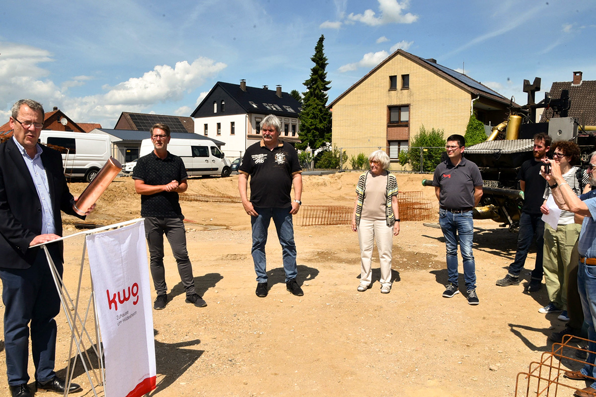 kwg-Geschäftsführer Matthias Kaufmann und Bürgermeister René Marienfeldt (von links) bei der Begrüßung zur Grundsteinlegung.