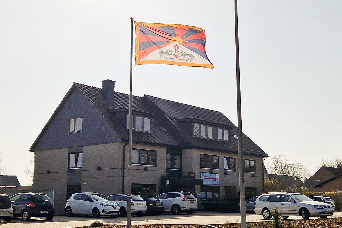 Tibet Flagge vorm Rathaus.