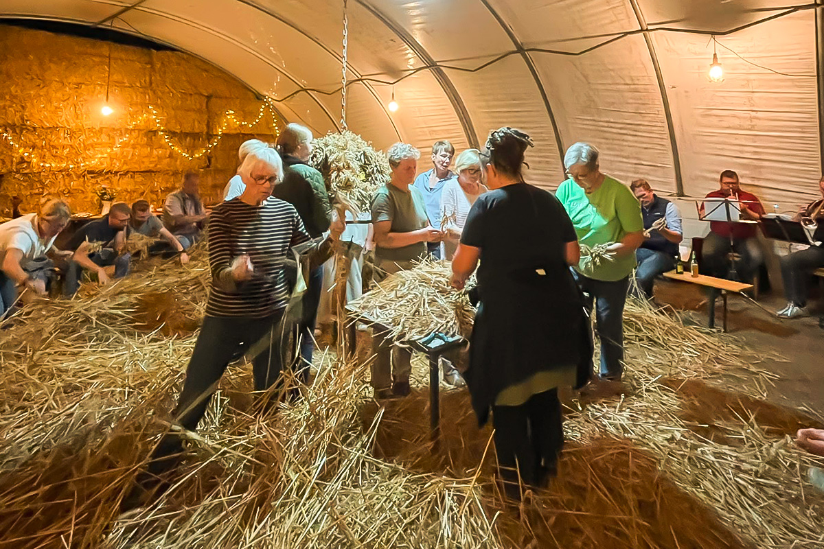 Zum Herstellen der Erntekrone kamen alle in großer Runde zusammen.