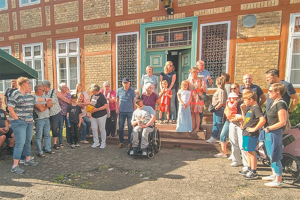Die Top-Platzierten der Bodenstedt-Rallye. Auf der Treppe oben die Sieger-Gruppe „Die flotten Flitzer“.