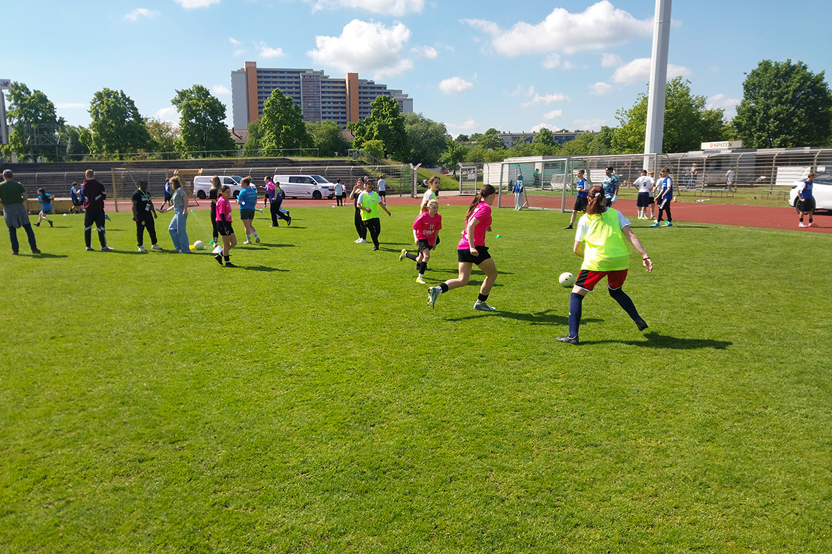 Mädchen- und Jungenmannschaften spielten Sieger der Junior-Fußball-Liga aus: