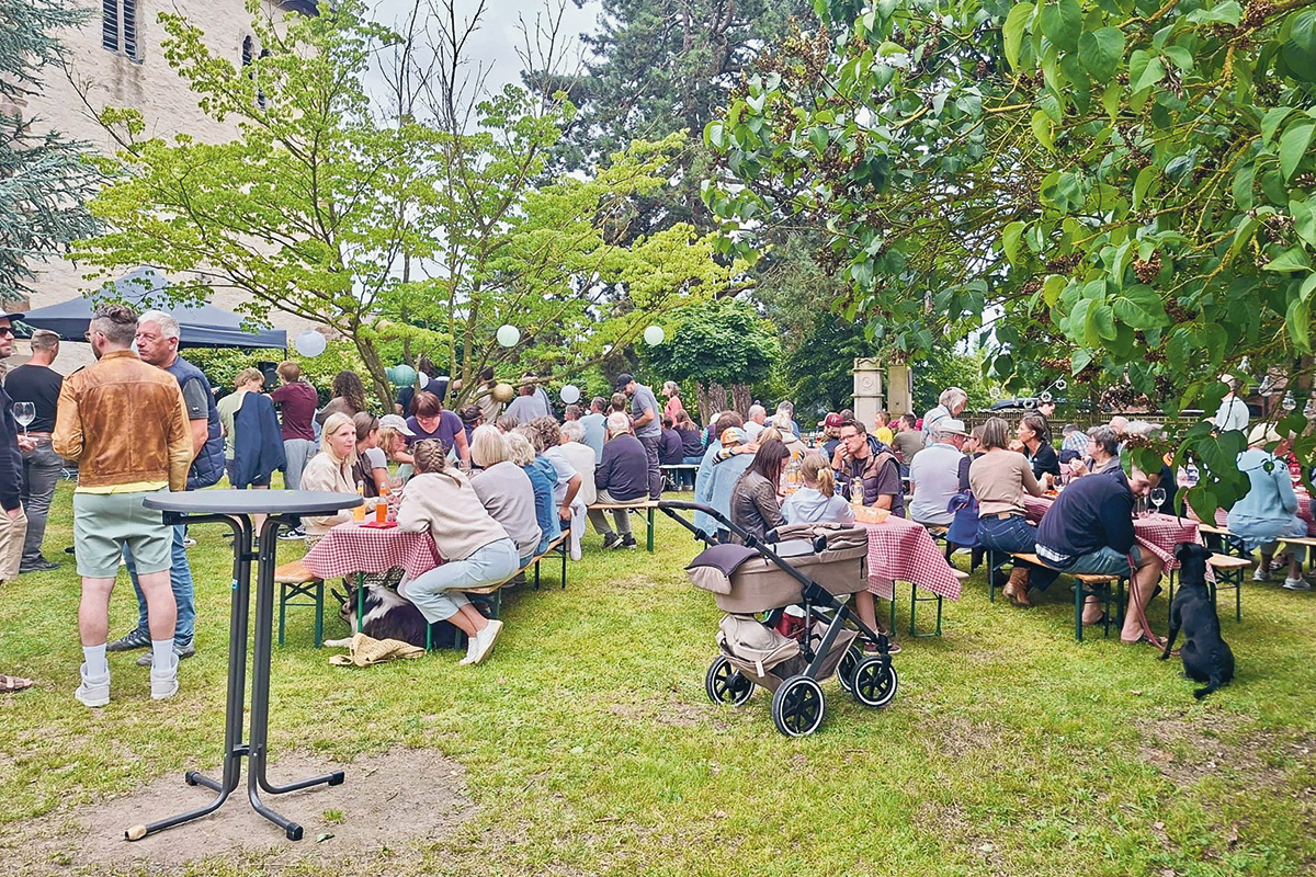 Die zahlreichen Besucher bei der Abendveranstaltung vor der Kirche. 