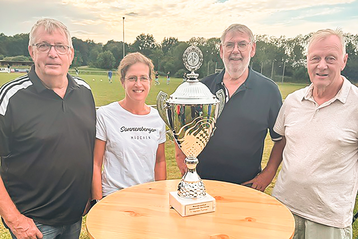 Die Organisatoren des Gemeindepokalturniers (von links): Klaus-Dieter Voges, Katrin Vosshagen (TSV Sonnenberg), Achim Horaiske und Ralph Ballin (SC Germania Wierthe)