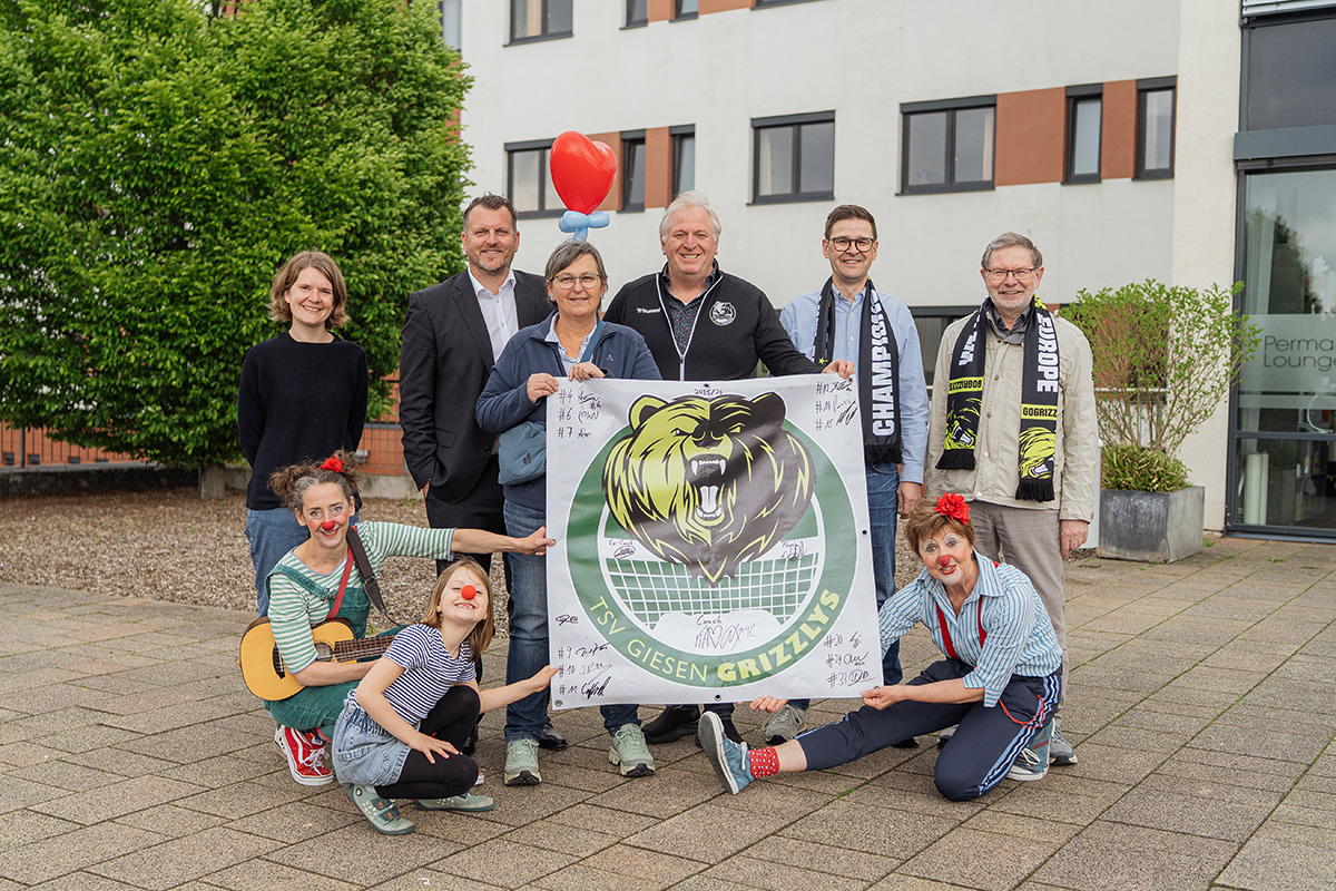 Bei der Bannerübergabe gab es ausnahmslos strahlende Gesichter. Von links: Maren Kohrs, Socke, Mina, Sascha Kucera, Marion Puchmüller, Ralf Köster, Oliver Kroll, Petronella und Karl-Heinz Gleitz