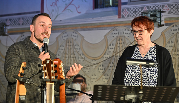 Pastor Tim Köppen und Anne Wicklein aus dem Kirchenvorstand begrüßten die Besucherinnen und Besucher.