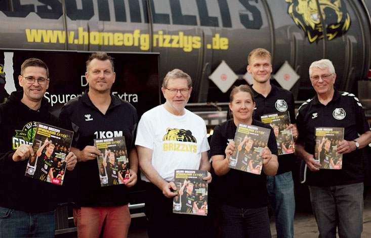 Oliver Kroll, Sascha Kucera, Karl-Heinz Gleitz, Vanessa Persson, Kapitän und Covermodel Jan Röling und Konrad Nave präsentieren die neue Ausgabe. 