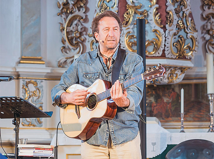Clemens Bittlinger stellt in Nettlingen sein aktuelles Programm „Aus heiterem Himmel“ vor. Foto: Clemens Heidrich