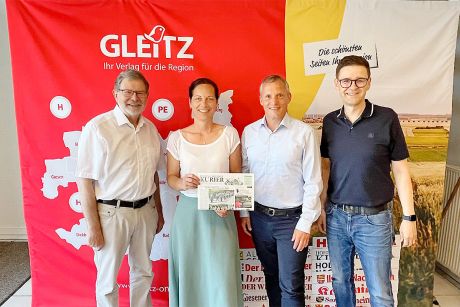 Zu Gast im Gleitz Verlag: SPD-Landratskandidatin Julia Semper und der Hohenhamelner SPD-Bürgermeisterkandidat Se­bastian Hebbelmann tauschten sich mit Geschäftsführer Karl-Heinz Gleitz (links) und Technik- und Produktionsleiter Oliver Kroll (rechts) über Kommunalpolitik, Medien und die bevorstehenden Wahlen aus.