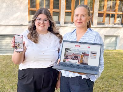 Daria-Sue Grabarek (links) und Julia Bartelt betreuen die neue Homepage des Gleitz Verlages und präsentieren die Startseite auf Laptop und Smartphone.