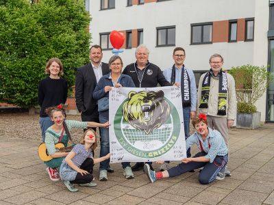 Bei der Bannerübergabe gab es ausnahmslos strahlende Gesichter. Von links: Maren Kohrs, Socke, Mina, Sascha Kucera, Marion Puchmüller, Ralf Köster, Oliver Kroll, Petronella und Karl-Heinz Gleitz
