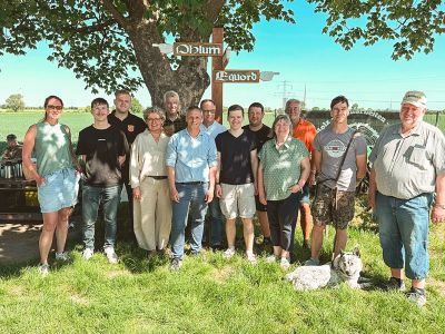 Die Bewohner aus den drei Ortschaften freuten sich beim Handweisert-Fest über die gelungene Aufstellung der hölzernen Hände unter dem Ahorn in der Feldmark.