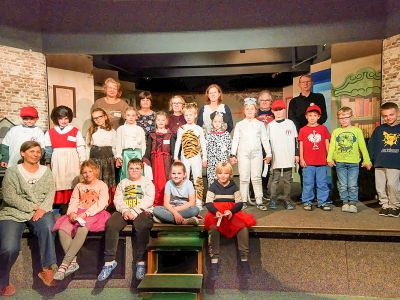 Gruppenbild mit Klasse 2b, Frau Duden die Lehrerin (links) und Firlefanztheater.