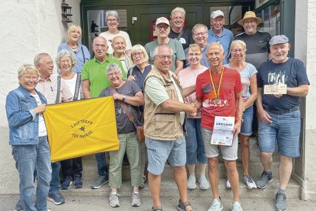 Die Haseder Reisegruppe in Augsburg. TuS-Vorsitzender Frank Matiske gratuliert dem neuen Deutschen Meister Jürgen Markfeld.