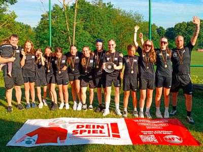 Mit dem Meisterteller in den Händen bejubelten die Fußball D-Juniorinnen der JSG im Innerstetal auf dem Elber Berg in Groß Elbe ihren Gewinn in der Nordharzmeisterschaft zurecht.