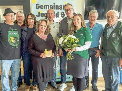Der Vorstand von rechts: Josef Büsse, Ulrich Biermann, TSV-Vorsitzende Anna Feise, Vorsitzender des Fördervereines Dr. Stefan Rössig, Stellvertretender Vorsitzender Alexander Richter, Ortsbürgermeisterin Andrea Keienburg, Schatzmeisterin des Fördervereins Dorothea Ernst, Ansgar Bokelmann und Carlos Wengert.