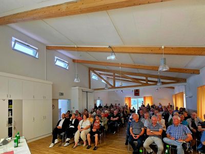 Dorfgemeinschaftshaus war bis auf den letzten Platz gefüllt – Andrang war enorm.