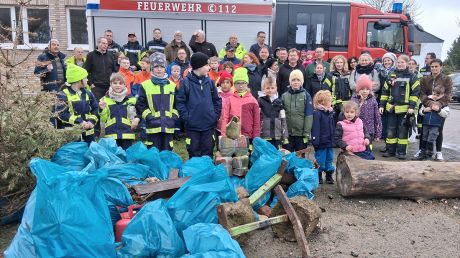 Über 60 Kinder und Erwachsene präsentierten abschließend ihre „Beute“ am Feuerwehrgerätehaus.