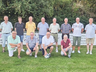 Das heutige Team (hinten von links): Hans-Joachim Grube, Dirk Klug, Jochen Pape, Siegbert Fricke, Werner Hollberg, Alfred Pape, Gerald Brosig und Siegfried Offen sowie vorne von links: Michael Grube, Uwe Zwer, Uwe Brosig und Harald Meyer. Es fehlen Frank Albe, Karl-Heinz Gleitz und Helfried Steinweh.