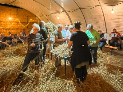 Zum Herstellen der Erntekrone kamen alle in großer Runde zusammen.