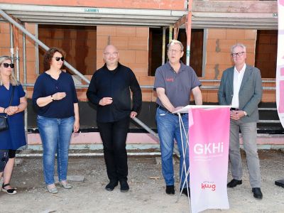 Matthias Kaufmann und Uwe Semper (von rechts) bei der Begrüßung.