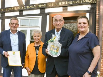 Frank-Thomas Schmidt (links) bedankte sich bei Gerhard Schütte im Beisein seiner Frau Helga und Paloma Klages (rechts) für sein langjähriges Wirken als Heimatpfleger.