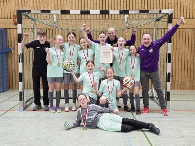 Die Mädchen und das Trainerteam der D-Juniorinnen freuen sich über die gewonnene Hallenkreismeisterschaft.