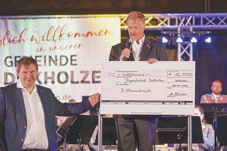 Haupt- und Ordnungsamtsleiter Benjamin Möhle mit Bürgermeister Matthias Bludau mit dem Scheck des Reinerlöses für die Jugendarbeit der Gemeinde