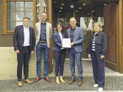 Die Sparkasse Hildesheim Goslar Peine hat die Auszeichnung im Rahmen einer persönlichen Danksagung am 4. Juni um 10 Uhr entgegengenommen (von links): Prof. Dr. Jörg Lahner (Vizepräsident für Forschung und Transfer, Schirmherr des Deutschlandstipendiums), Christian Grell (Abteilungsleiter Projektentwicklung bei der Sparkasse), Torsten Schrell, (Vorstandsvorsitzender der Sparkasse), Daniela Zwicker (Fundraising & Alumniarbeit, HAWK) und Elke Brandes (Leiterin Unternehmenskommunikation bei der Sparkasse).