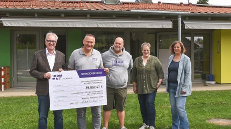 Uwe Semper, Marcel Stahl, Mario Kornell, Dabiela Gier und Juliane Friebe (von links) bei der Übergabe des Spendenschecks vor der Kita mit den Solarmodulen auf dem Dach.