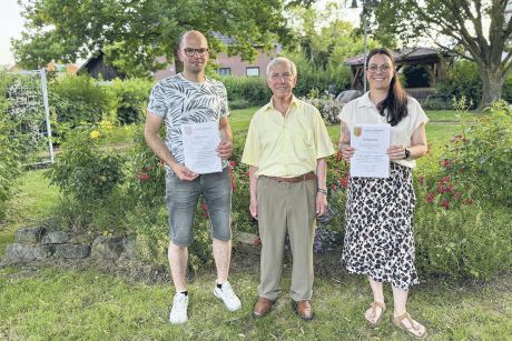Ortsbürgermeister Josef Theo Möller mit den Geehrten Jessica Stemme und Christopher Gärtner