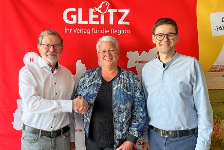 Die Freude über den Start der neuen Zeitung für die Gemeinde Nordstemmen ist groß: Geschäftsführer Karl-Heinz Gleitz (links), Bürgermeisterin Nicole Dombrowski sowie der Technische Leiter Oliver Kroll setzen auf eine vertrauensvolle Zusammenarbeit und eine starke lokale Berichterstattung mit aktuellen Informationen für die Bürgerinnen und Bürger vor Ort.
