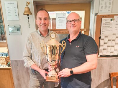 AAV-Vorsitzender Wolfgang Bruns überreicht den AAV-Pokal an Ortsbrandmeister Henning Hartmann.